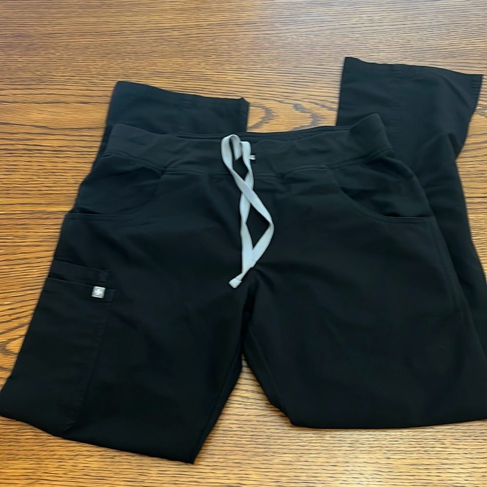 Women’s Figs Kade scrub pants. Black size Medium